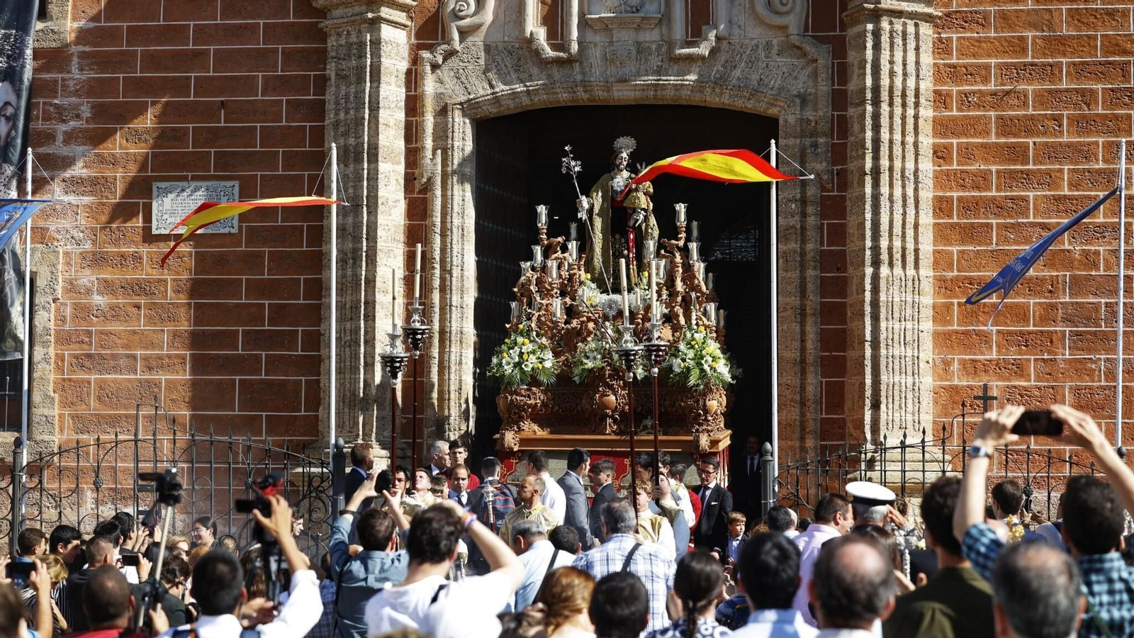 El paso del Patrón San José, en el momento de salir de la Iglesia Mayor Parroquial.