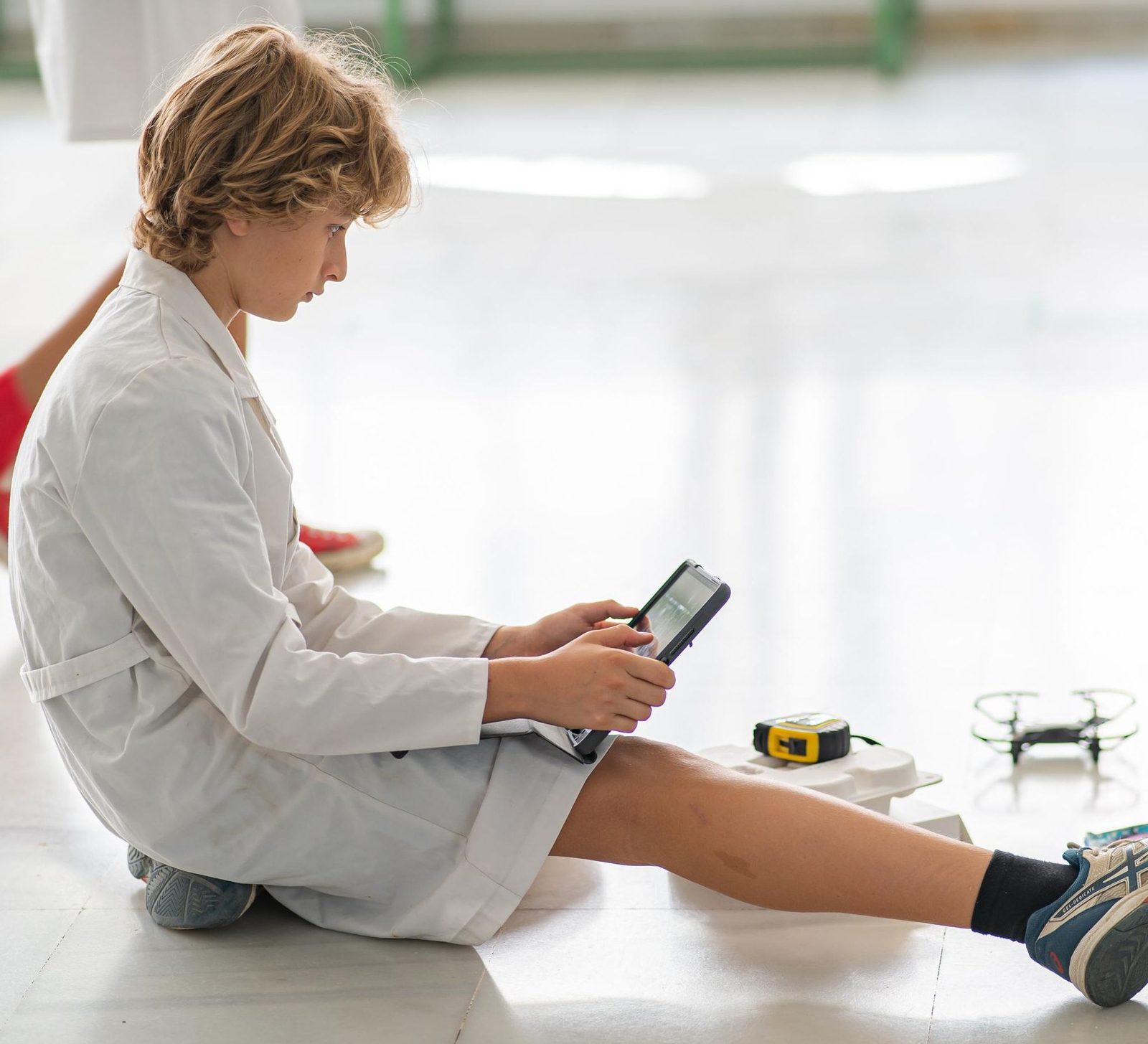 Un estudiante del San Francisco de Paula realiza un ejercicio con un ordenador portátil.
