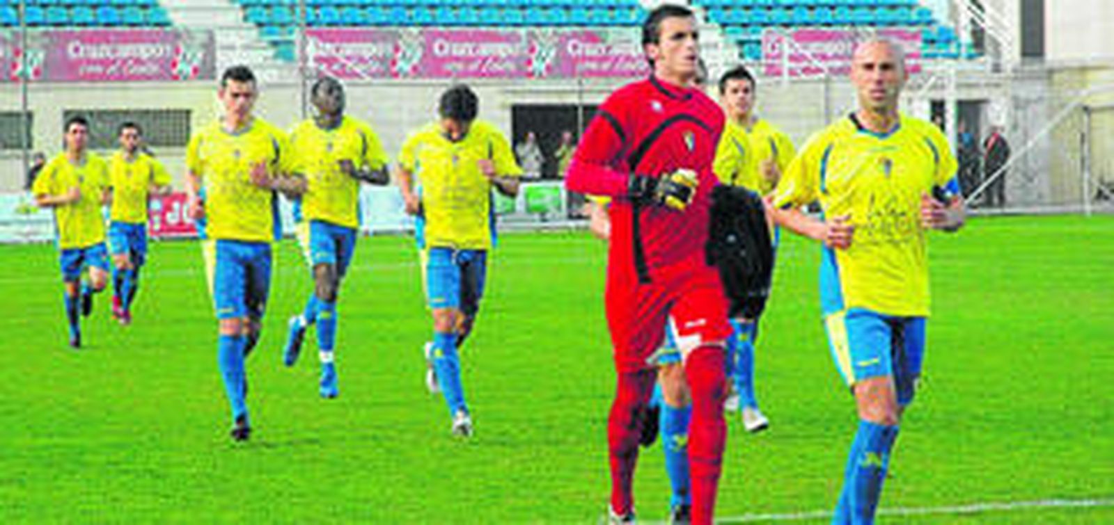 Los jugadores del Cádiz saltan al césped del estadio Alfonso Murube el pasado domingo.