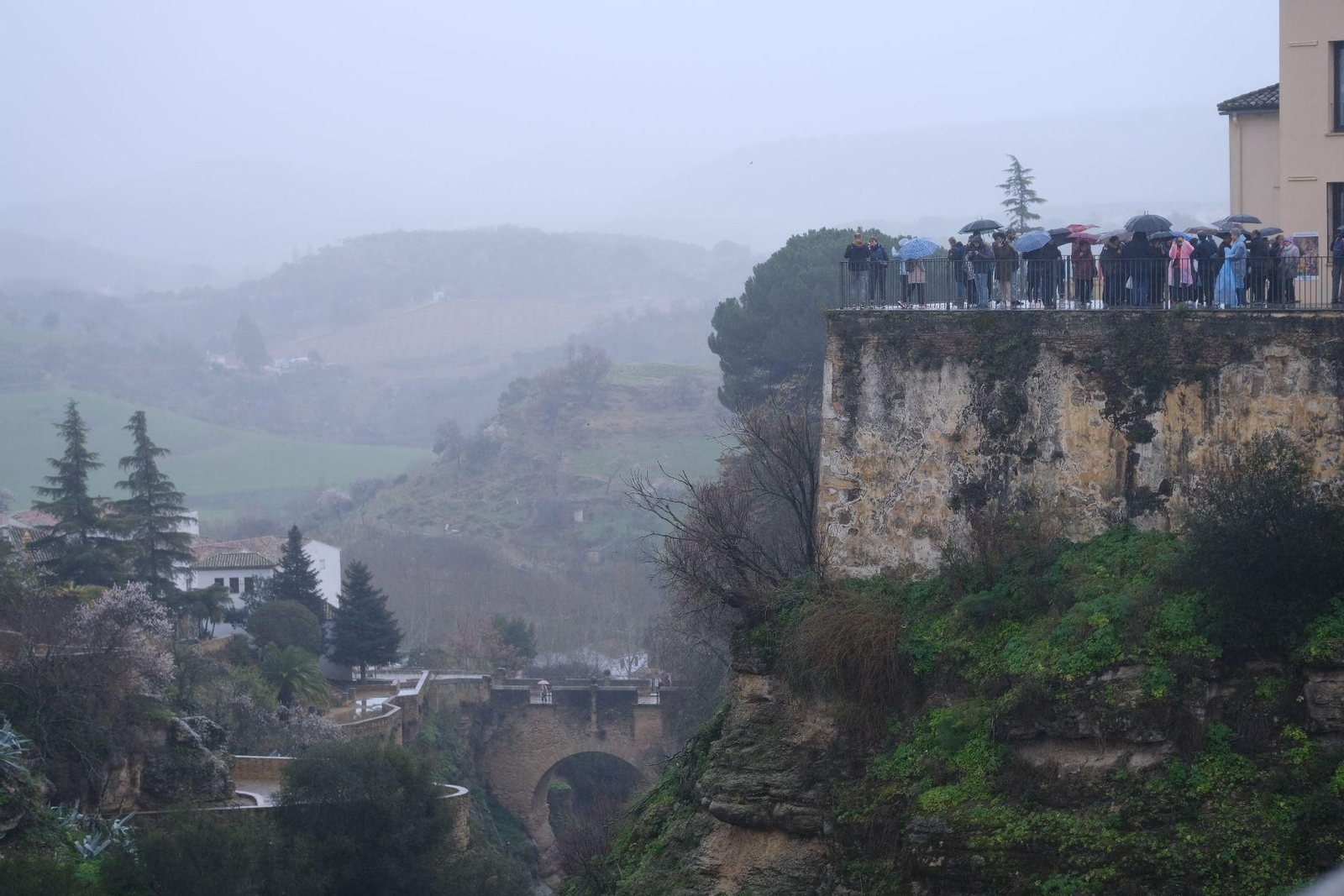 Turistas bajo la lluvia en Ronda, este viernes. Turistas bajo la lluvia en Ronda, este viernes.