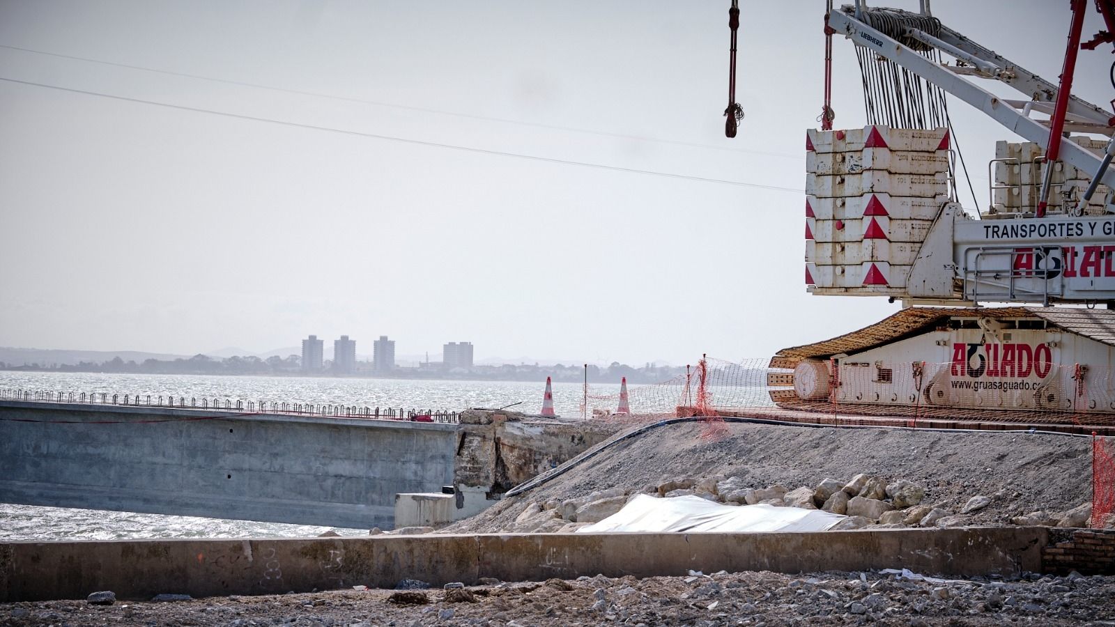 Imágenes de la colocación de una nueva viga sobre el vano 30 en el puente Carranza de Cádiz