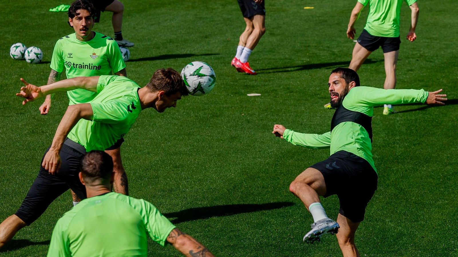 Diego Llorente toca el balón de cabeza ante Isco.