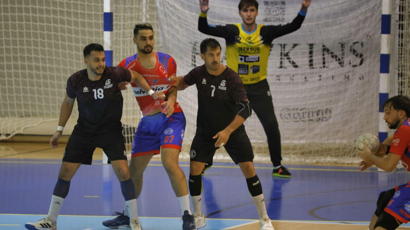 Una defensa del BM Ciudad de Algeciras ante el Montequinto.