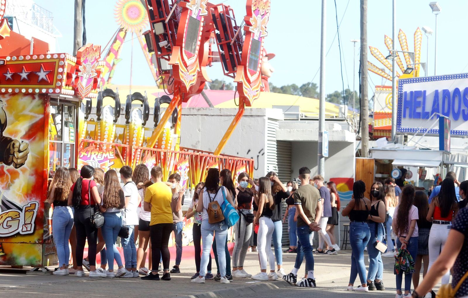 Cola para subirse a una de las atracciones del Vive Park, en El Arenal.