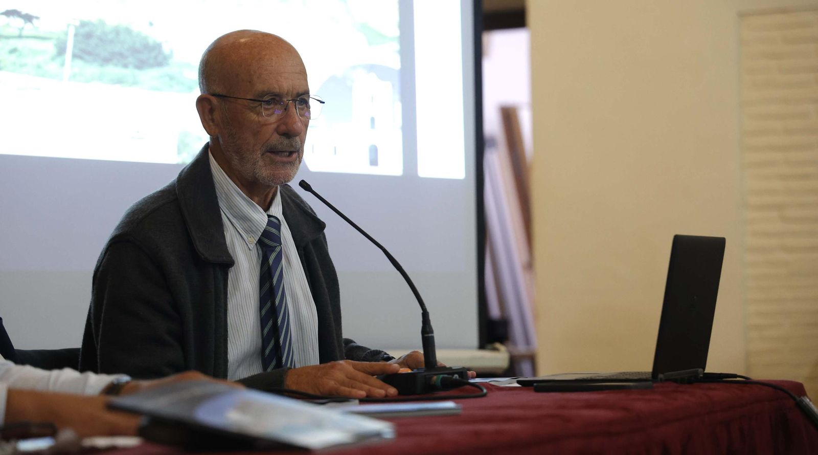 Fotos de la presentación de la guía de patrimonio de Tarifa de Andrés Sarria
