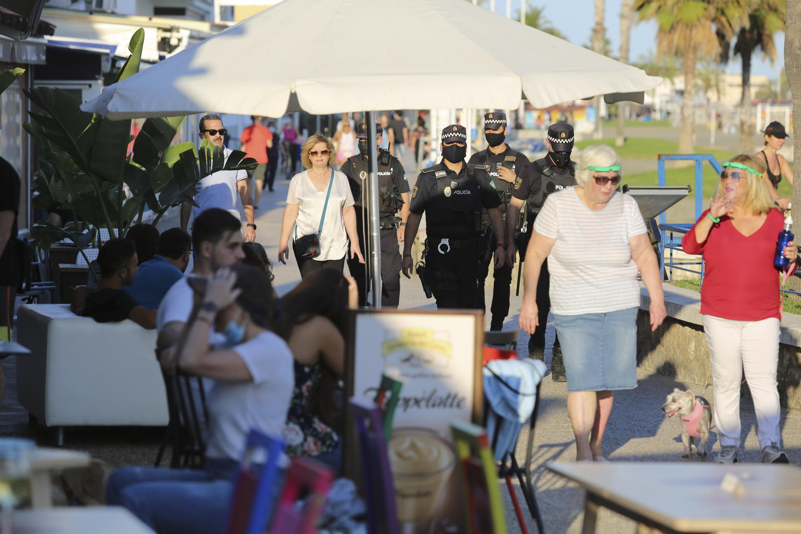 Las fotos del refuerzo policial en Pedregalejo ante su masificación