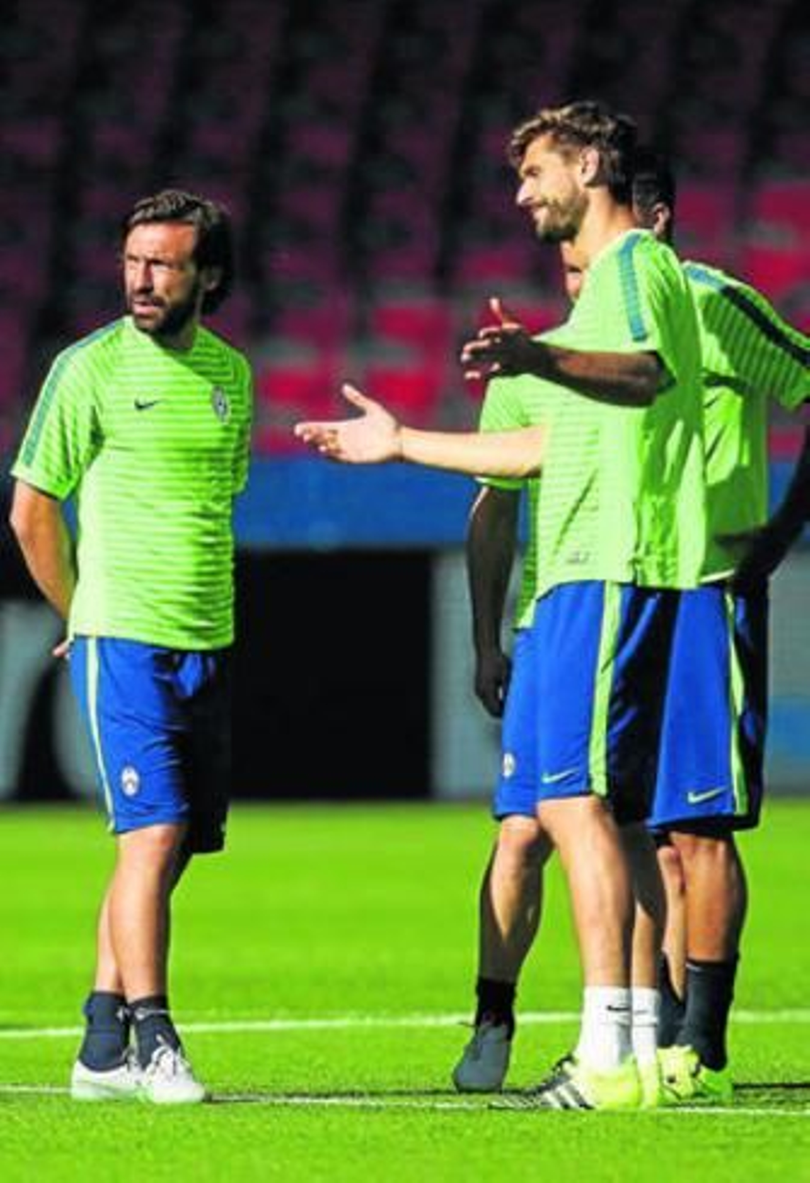 Fernando Llorente, junto a Andrea Pirlo en un entrenamiento.