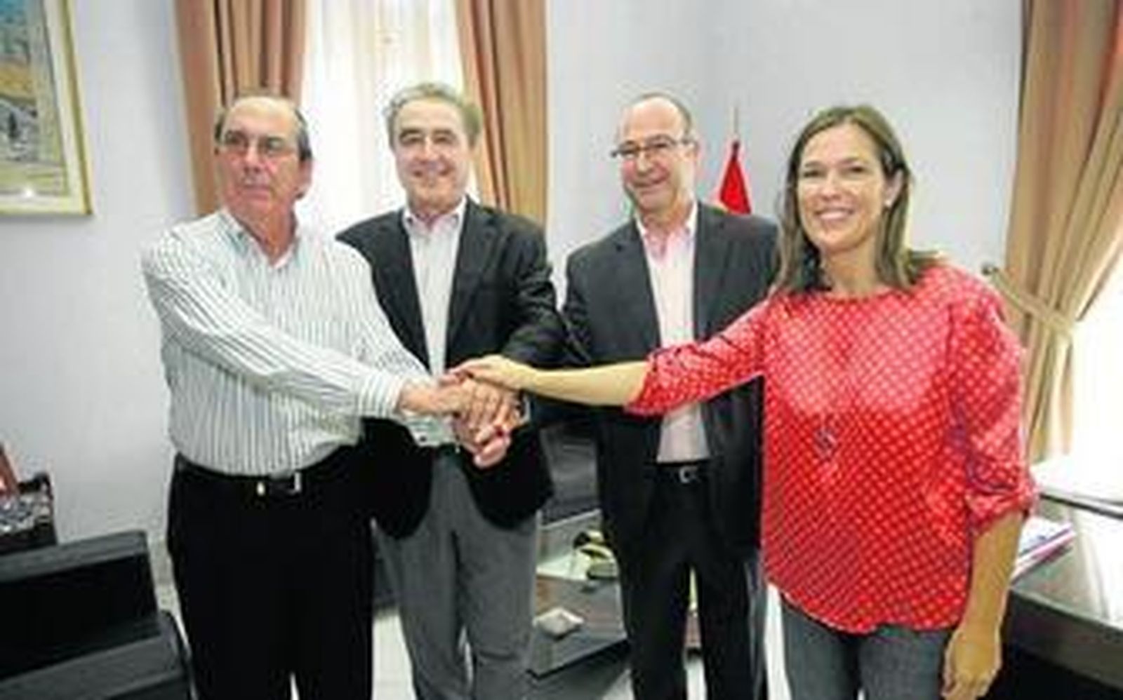 José Antonio López Alemán, Rafael Morales, Luis Rogelio Rodríguez y Ana Martínez Labella tras la firma del convenio.