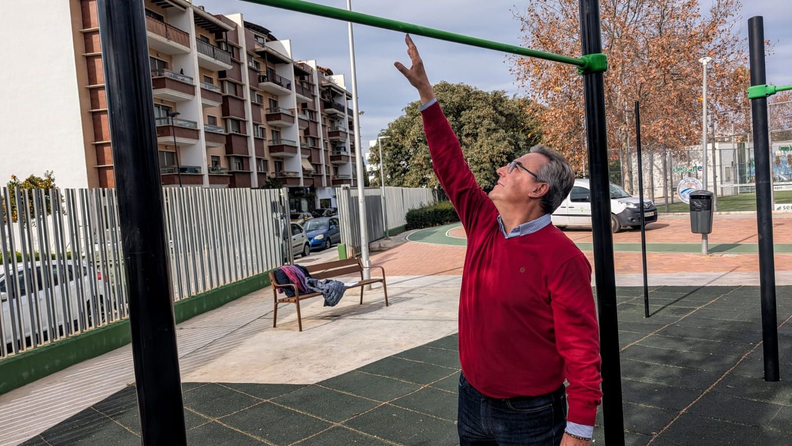 El concejal de Deportes, Manuel Gutiérrez, con una barra de calistenia