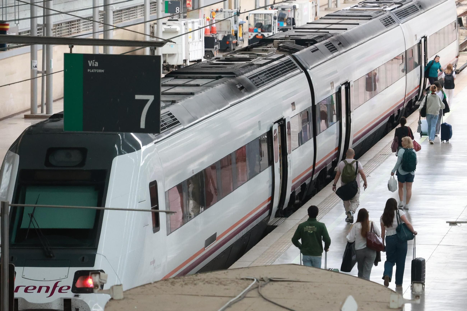 Pasajeros en la estación María Zambrano.