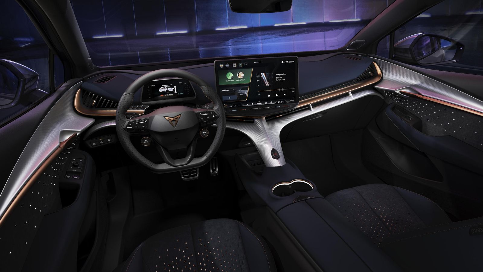 El diseño de la carrocería se traslada al habitáculo con una espina dorsal en el salpicadero que marca el carácter y es, a la vez, una pieza estructural.