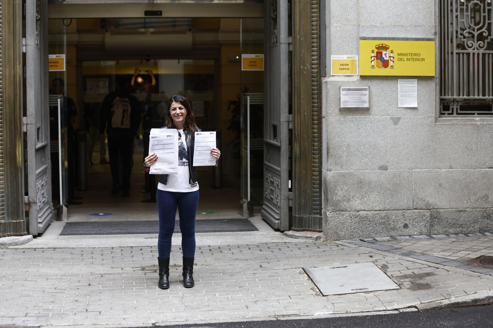 Macarena Olona entregando la documentación para inscribir su partido Caminando Juntos