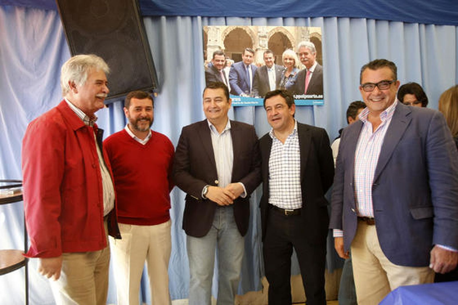 El Partido Popular celebró una convivencia en su caseta a la que asistieron Antonio Sanz, José Loaiza, Enrique Moresco, Alfonso Candón y Aurelio Sánchez, entre otros. 

Foto: Fito Carreto