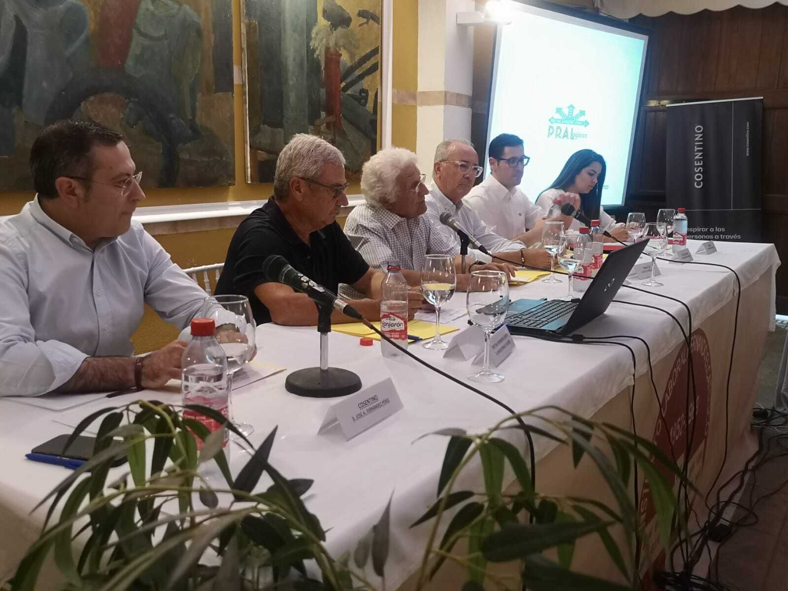 Mesa redonda con todos sus comensales.