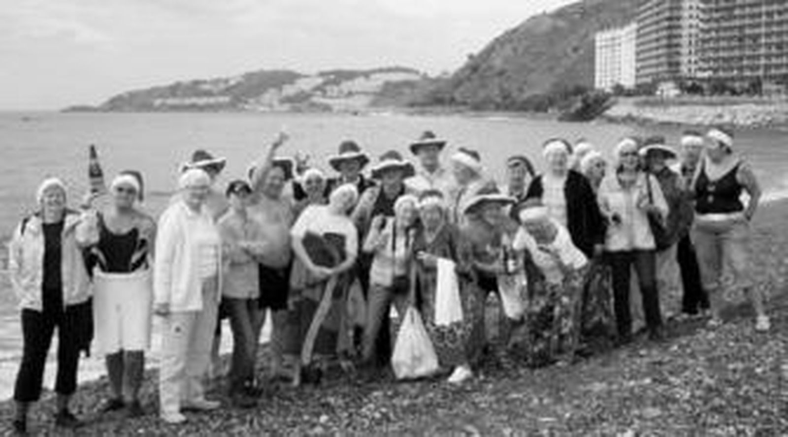 El grupo de ciudadanos nórdicos durante su peculiar celebración.