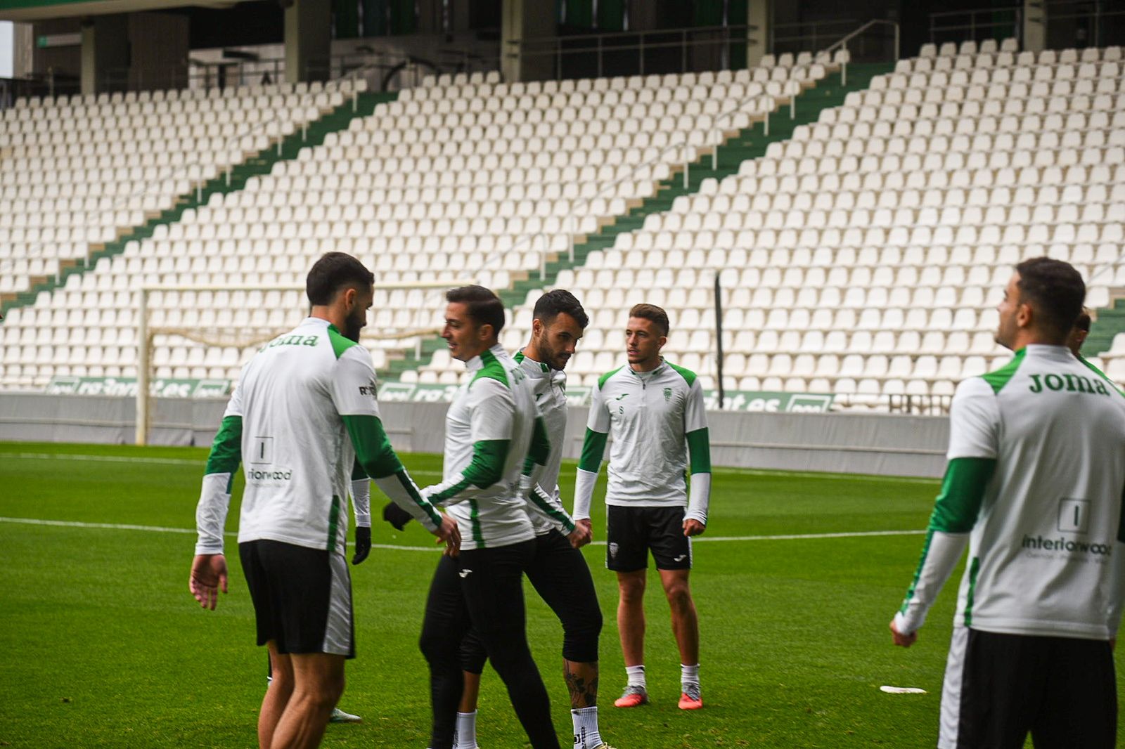 El Córdoba CF se deja querer por su afición en el Día de Año Nuevo: las fotos del entrenamiento de puertas abiertas