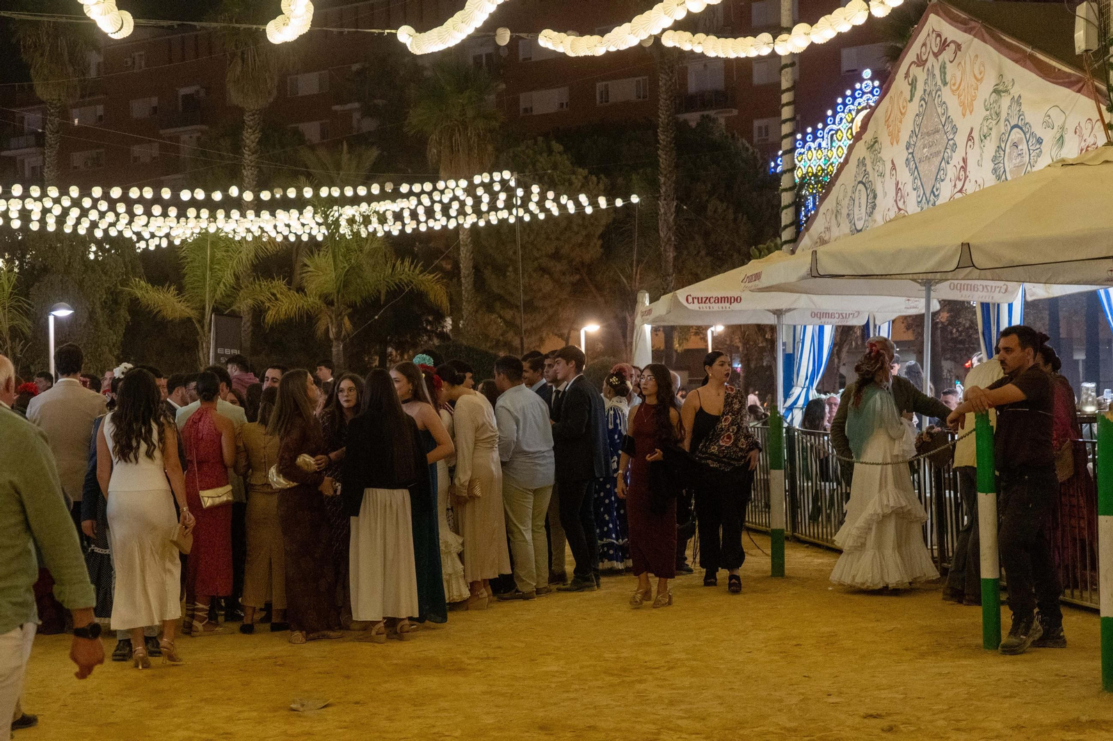 Imágenes del ambiente del ambiente de la noche del domingo en la Feria de Otoño y del Caballo 2025 de Huelva