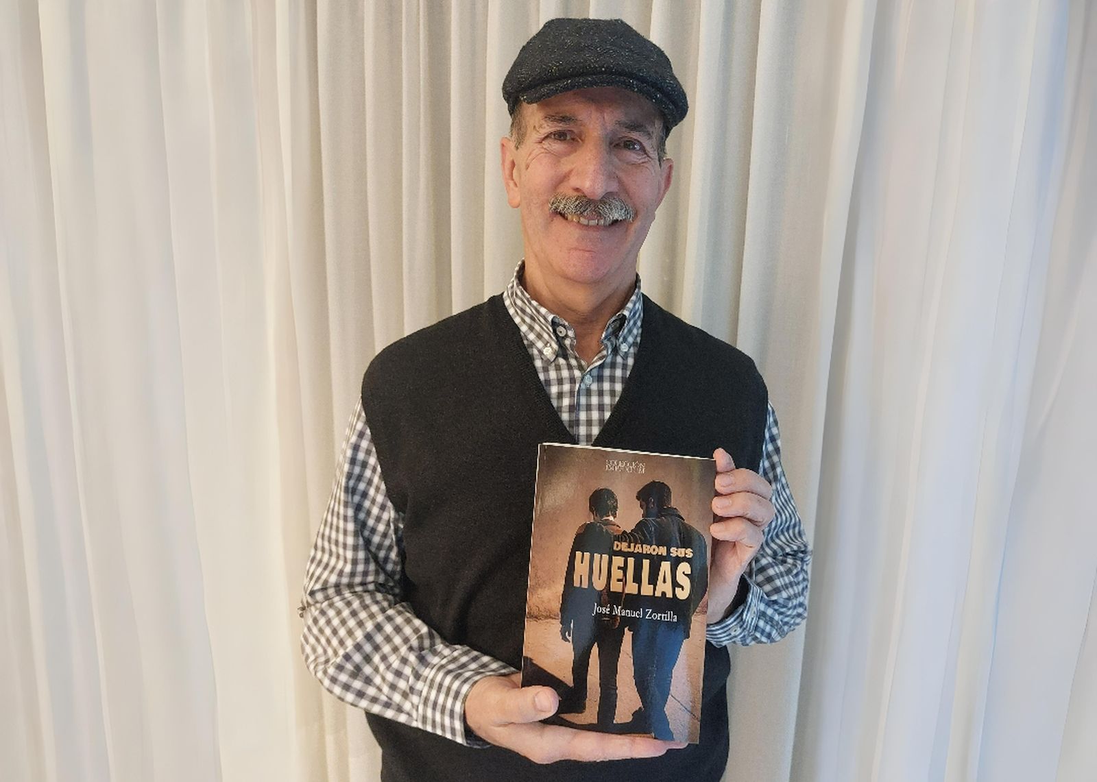 José Manuel Zorrillas posa con la novela ‘Dejaron sus huellas’.