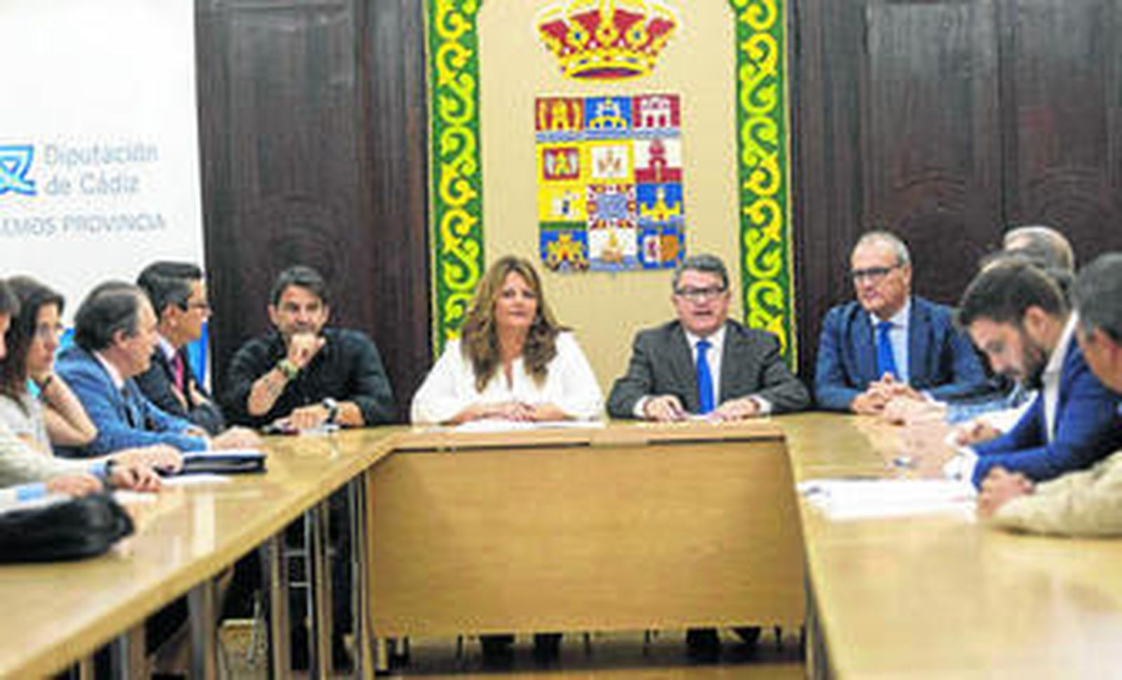 Imagen de la reunión entre la Diputación y Eticom celebrada ayer en la sede de la institución provincial gaditana.