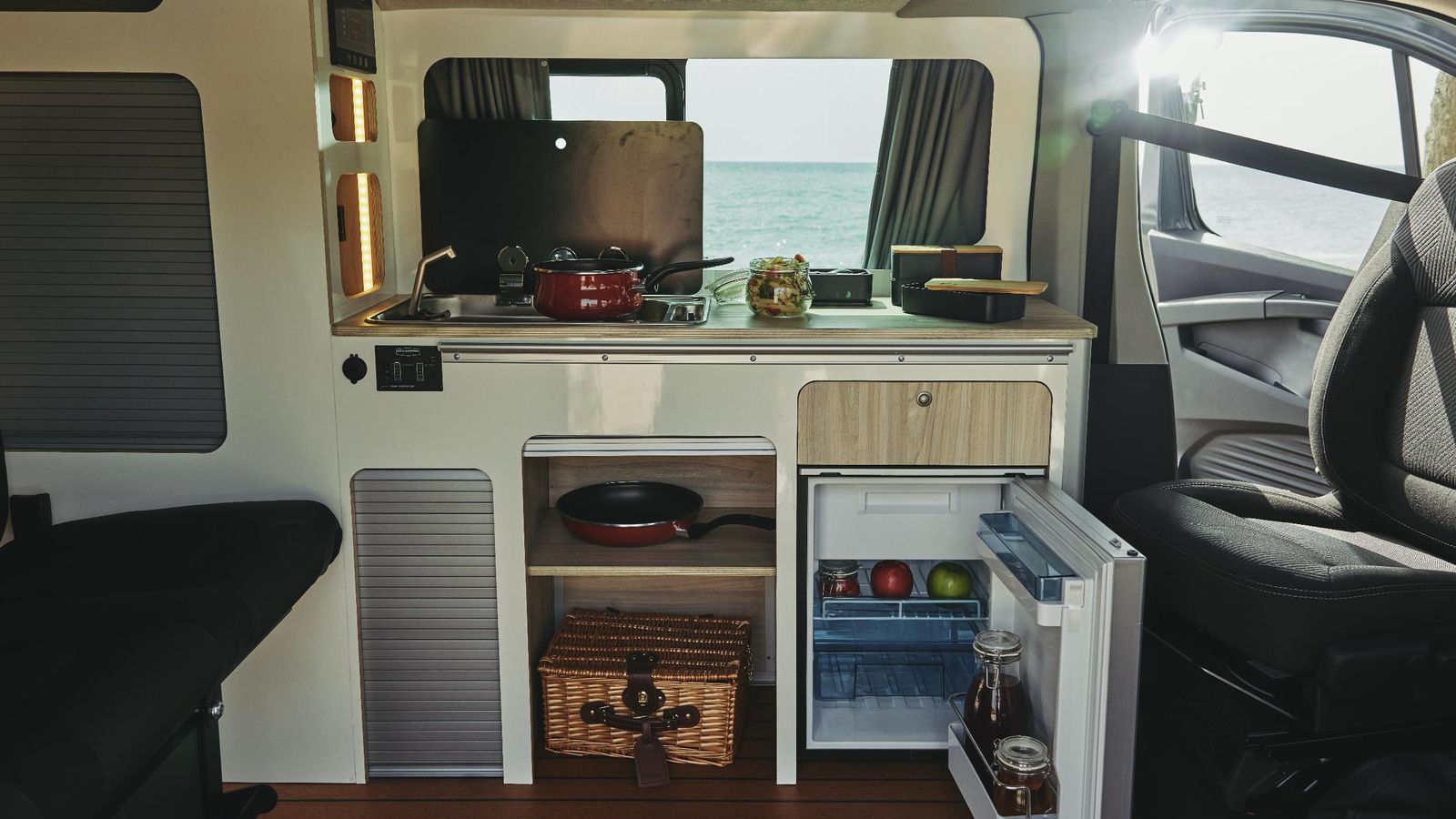 En los Primastar se ofrece una cocina más ampliamente equipada que en los Townstar, en los que se emplea un módulo extraible desde la zona posterior.