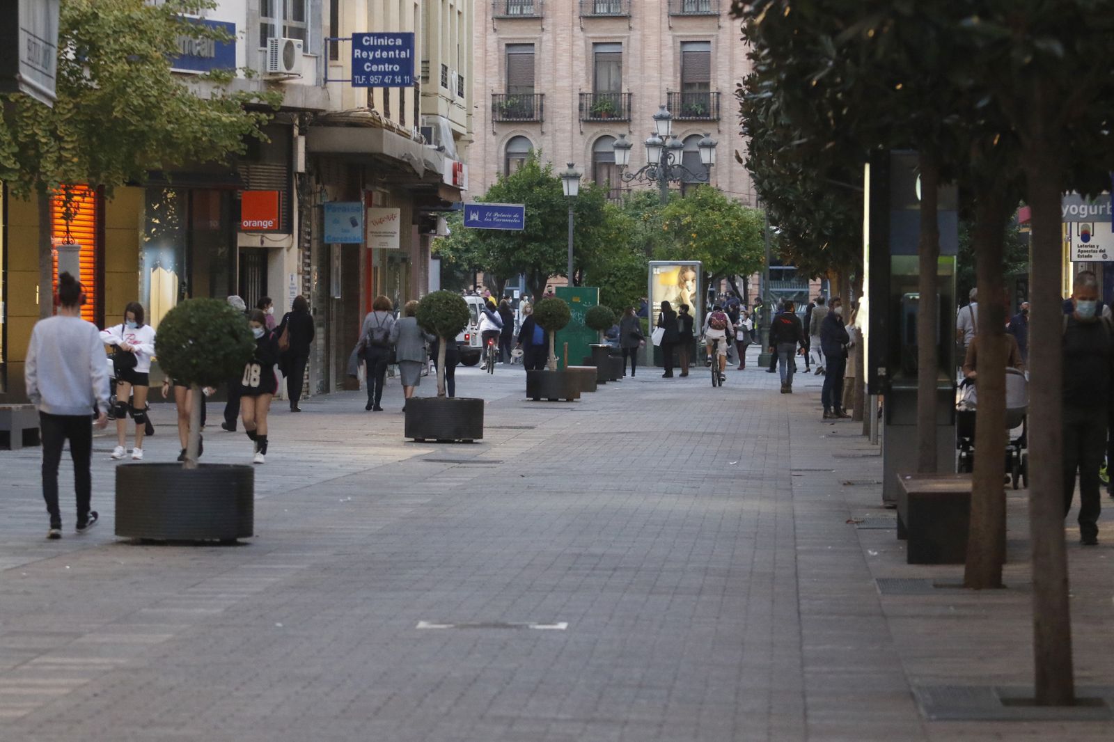 La primera tarde de cierre de bares y comercio en Córdoba, en fotografías