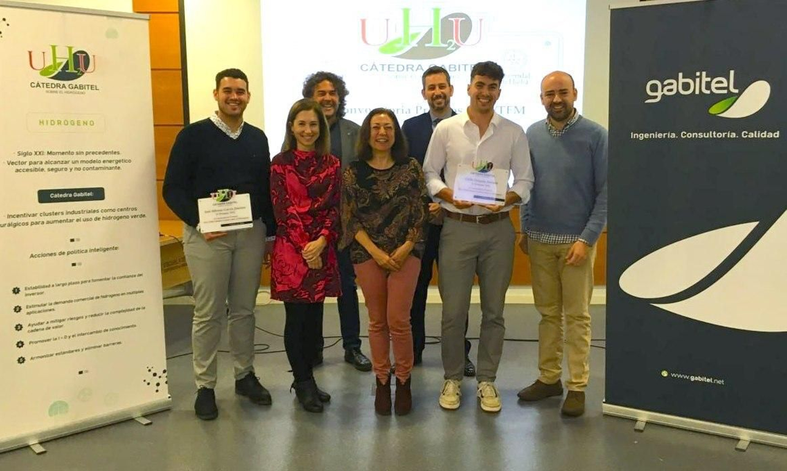 Los premiados con representantes de la Universidad de Huelva y Gabitel.