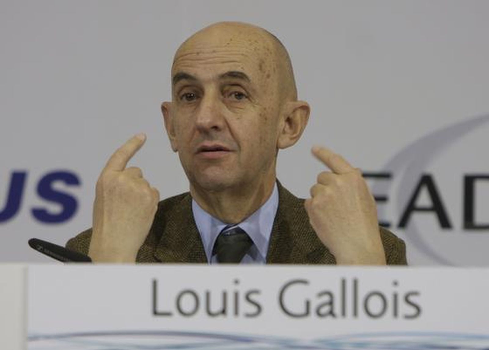 El presidente de EADS, Louis Gallois, acompañado del presidente de Airbus, Thomas Enders y el presidente de la división militar del fabricante europeo de aviones, Domingo Urena-Raso, ha fijado el 31 de enero de 2010 como fecha final para las negociaciones con los gobiernos europeos.

Foto: Agencias/ Jose Ángel García