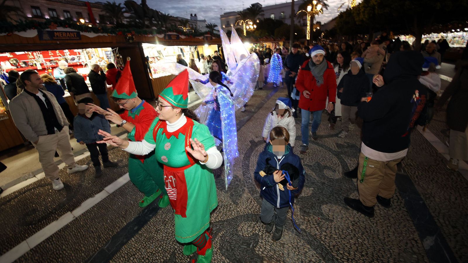 Imágenes del pasacalle navideño de Acoje por el centro de Jerez