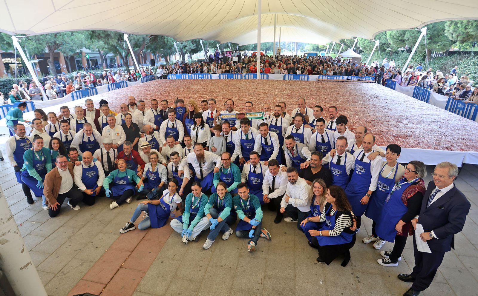 Huelva consigue el récord Guinness con el plato de jamón más grande del mundo, en imágenes
