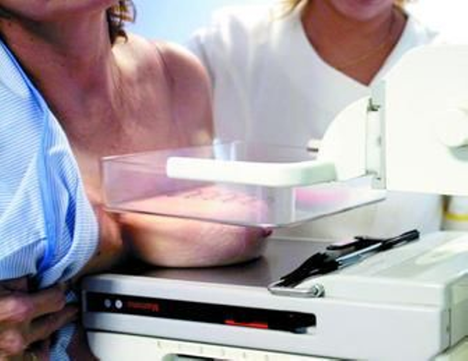 Una mujer se somete a una mamografía en un centro sanitario.