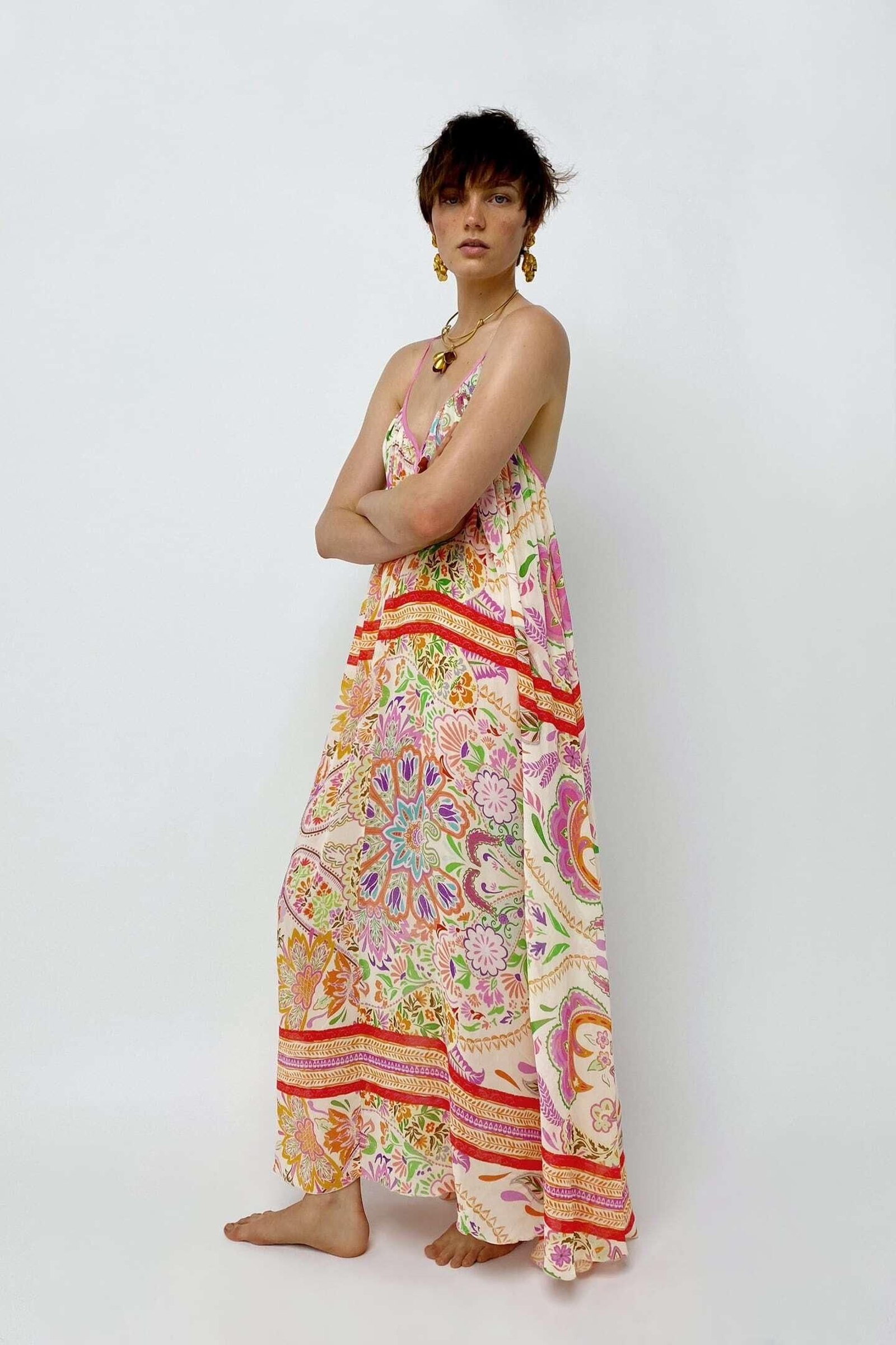 Vestido largo de flores de Zara.