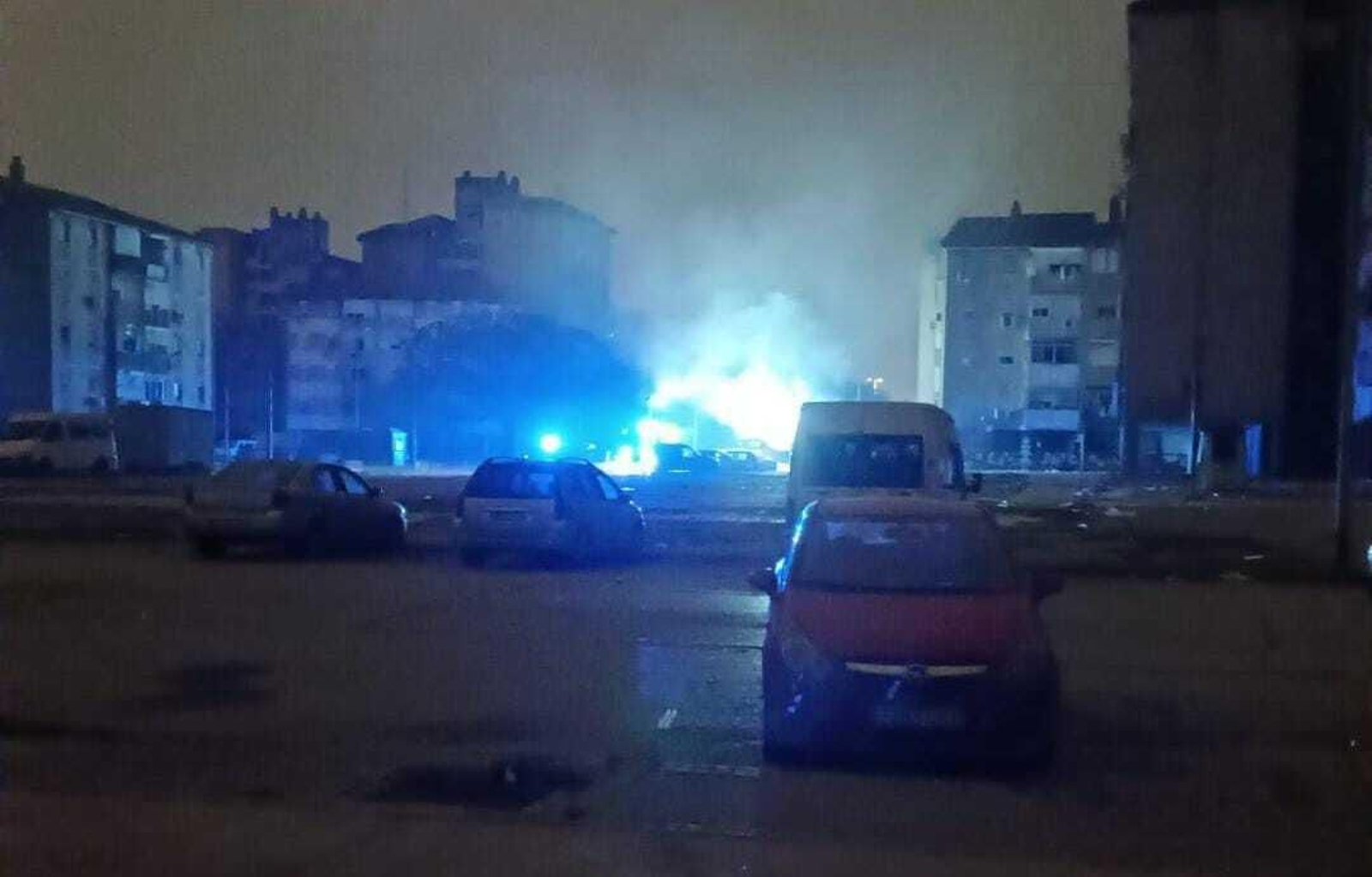 El resplandor de las llamas del transformador, a lo lejos, este martes en el Polígono Sur.