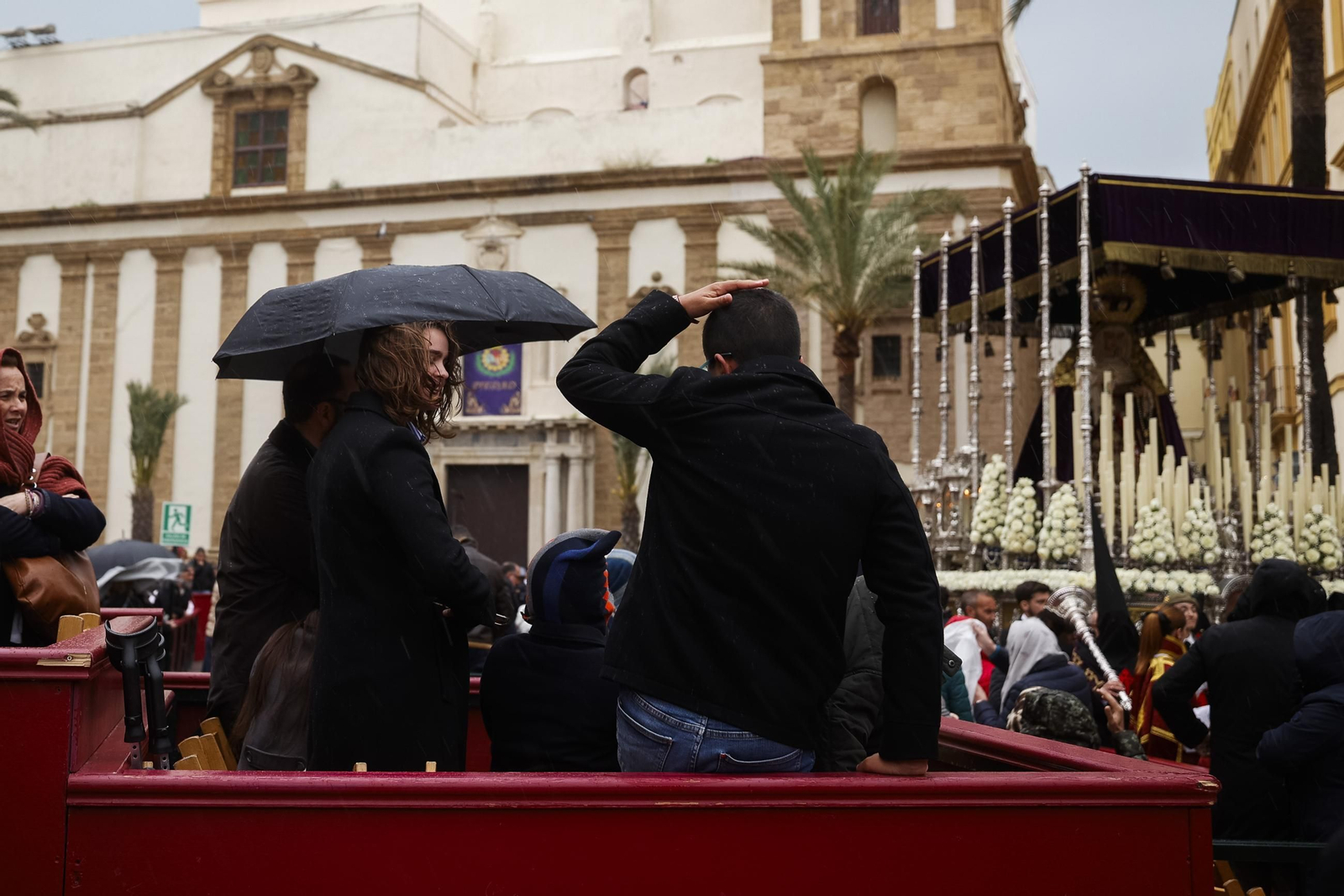 imágenes de la salida de Piedad, bajo llluvia y granizo, en la Semana Santa de Cádiz 2025