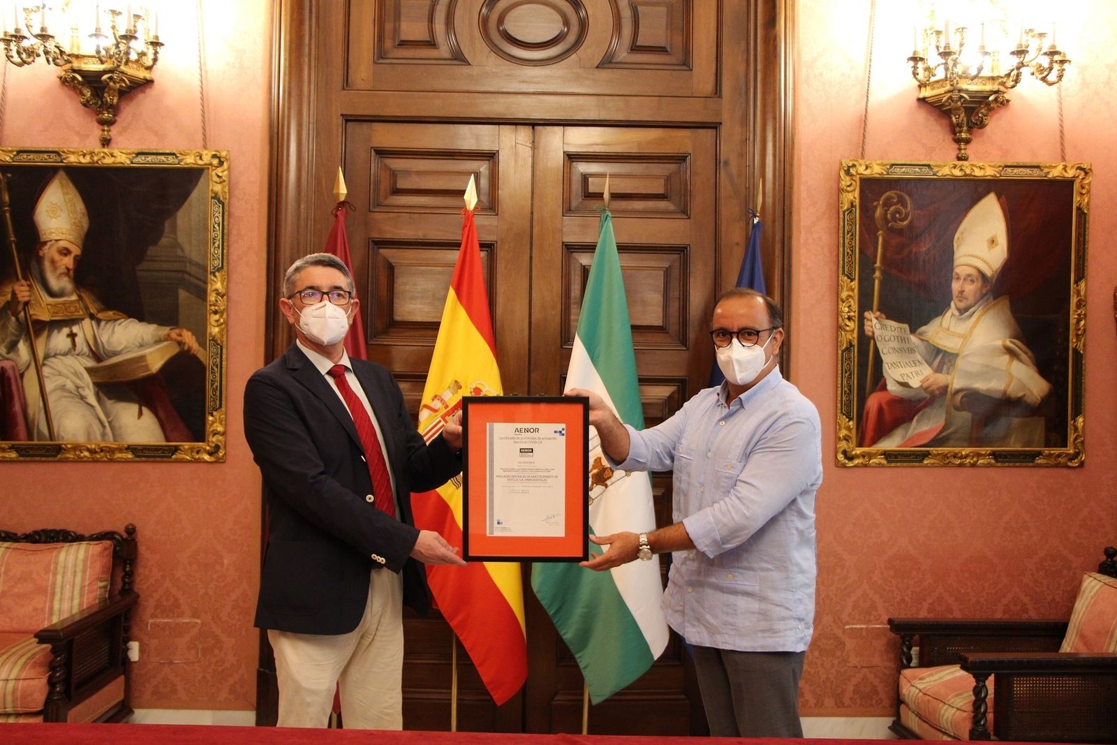 El delegado de Economía del Ayuntamiento de Sevilla, Francisco Páez, recoge el certificado de manos del director de Aenor en Andalucía, Antonio Pérez Carreño.