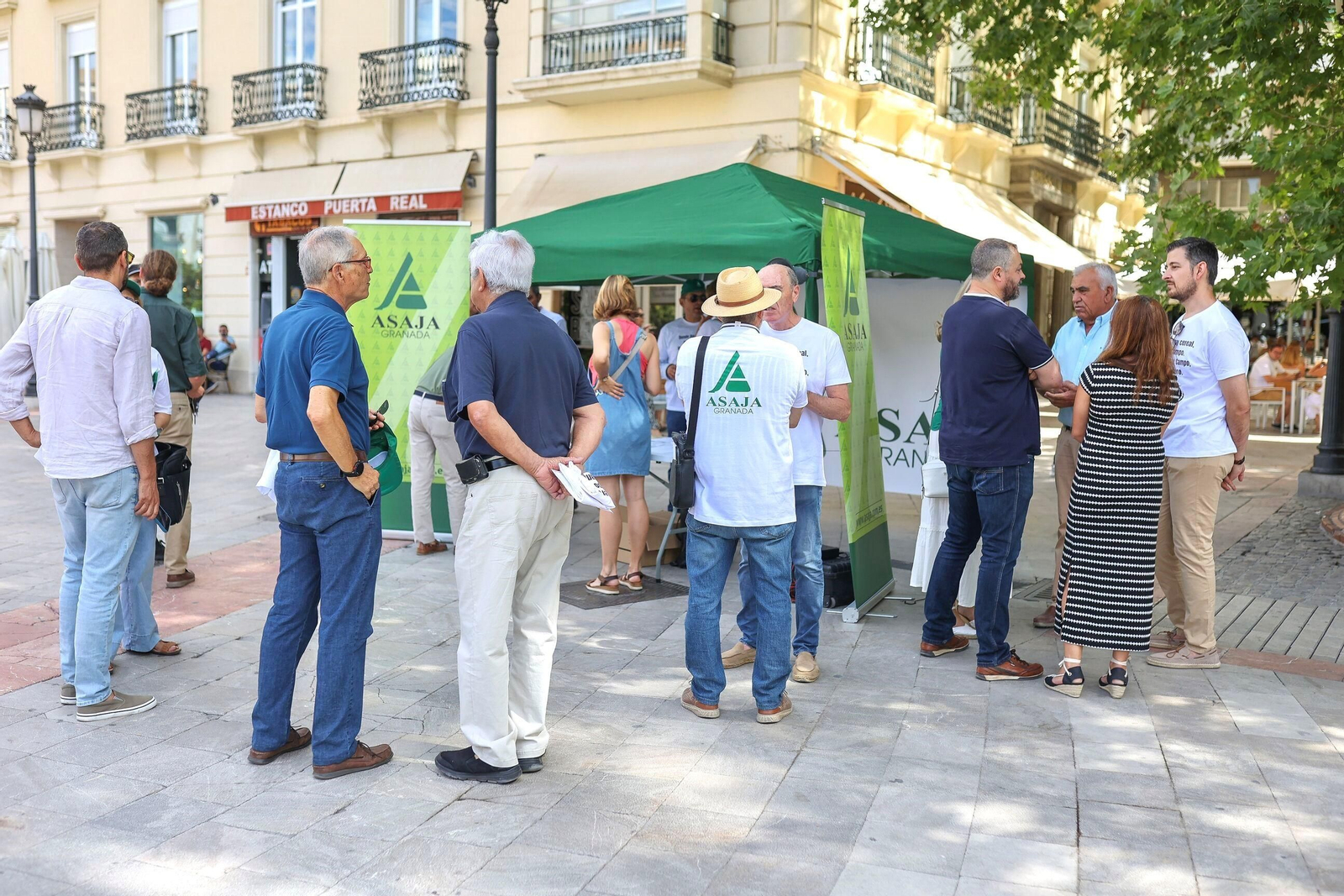 Imagen de la protesta llevada a cabo en la Fuente de las Batallas de Granada