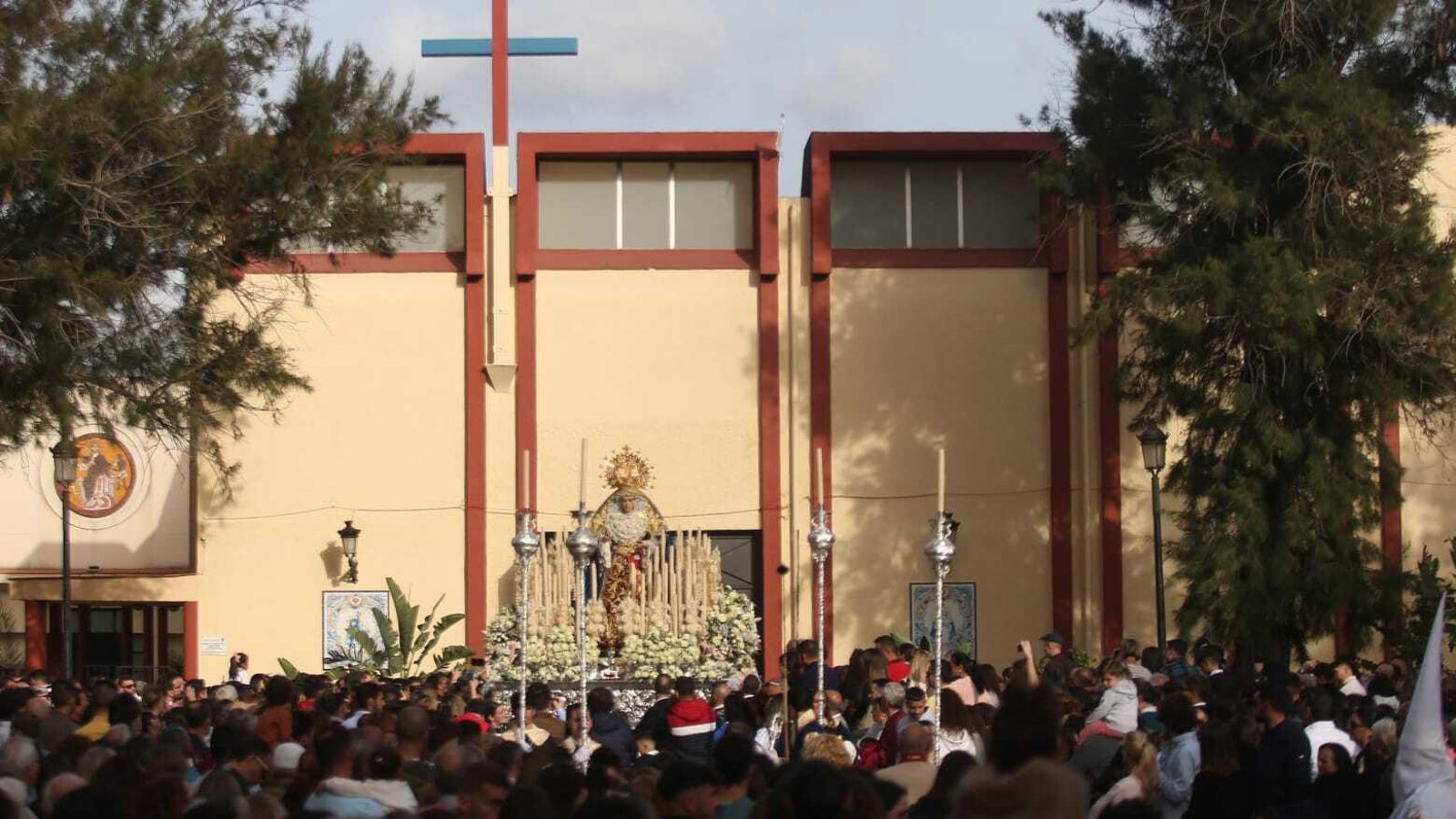 La Virgen de la Trinidad, rodeada de sus fieles