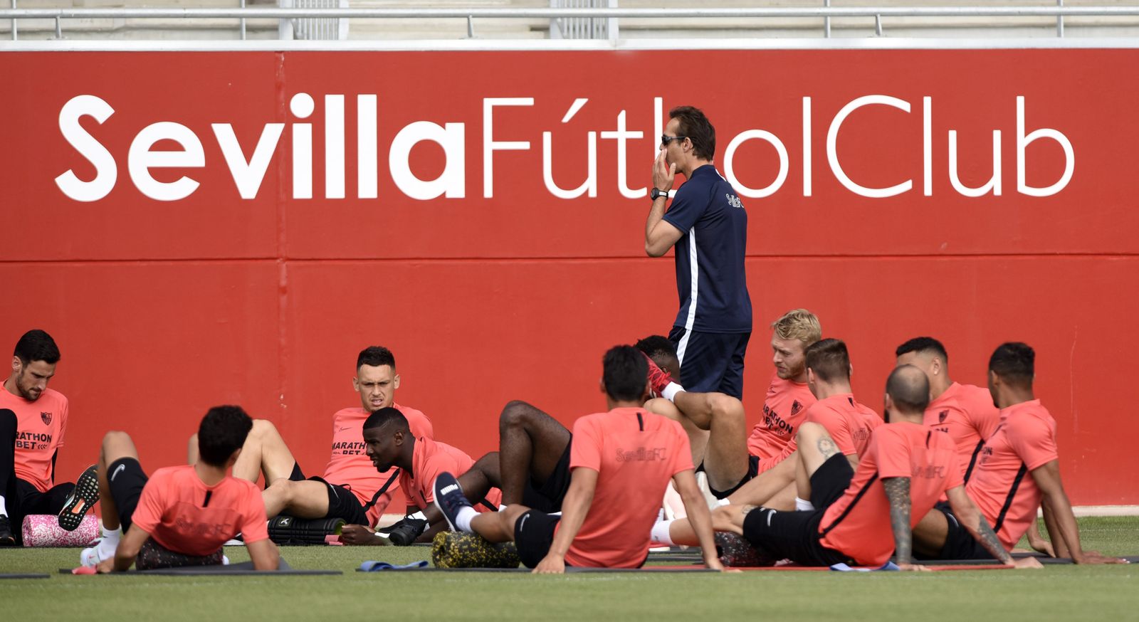Julen Lopetegui se dirige a los futbolistas del Sevilla mientras éstos estiran.