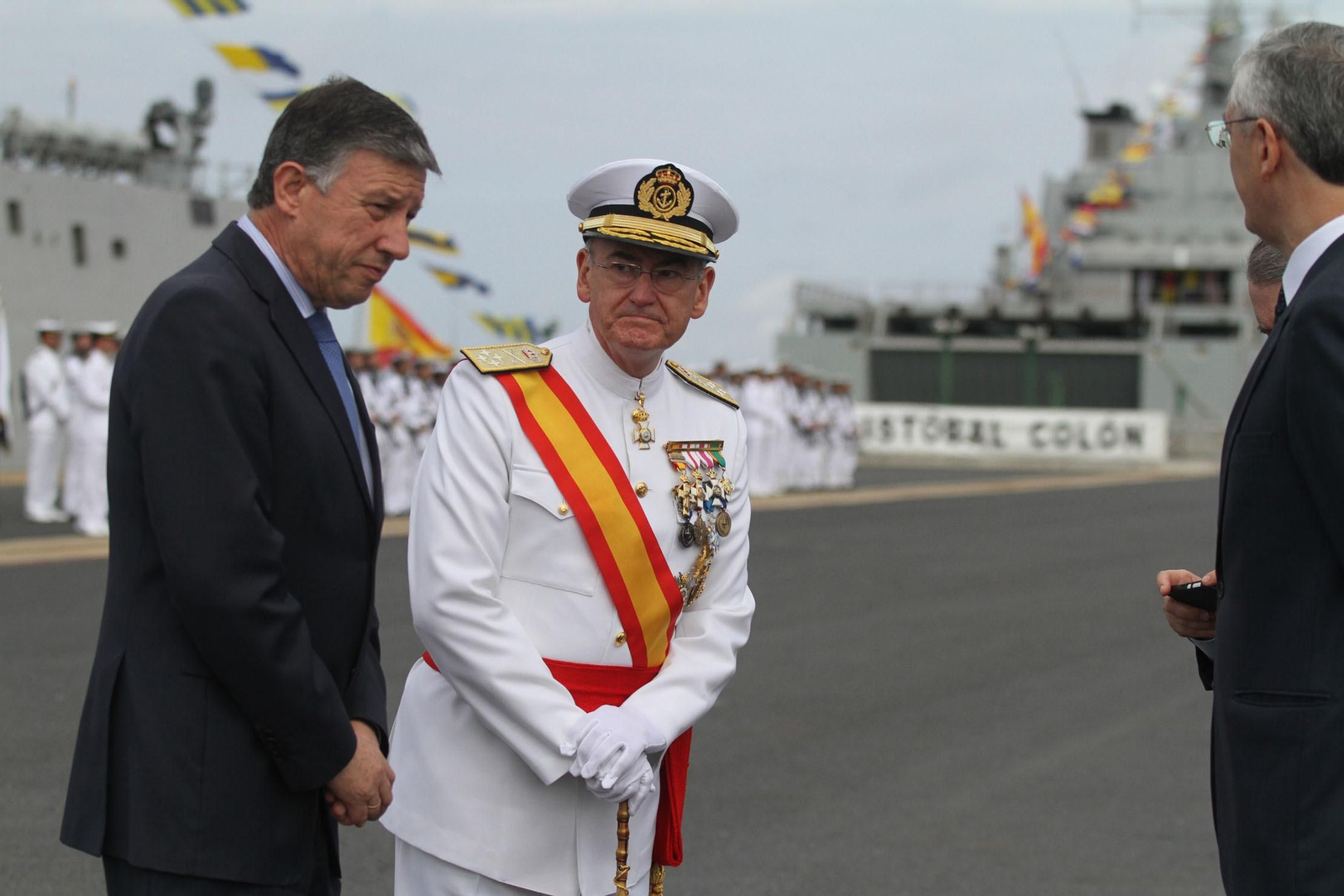 Entrega de la bandera de combate a la fragata Cristobal Colón