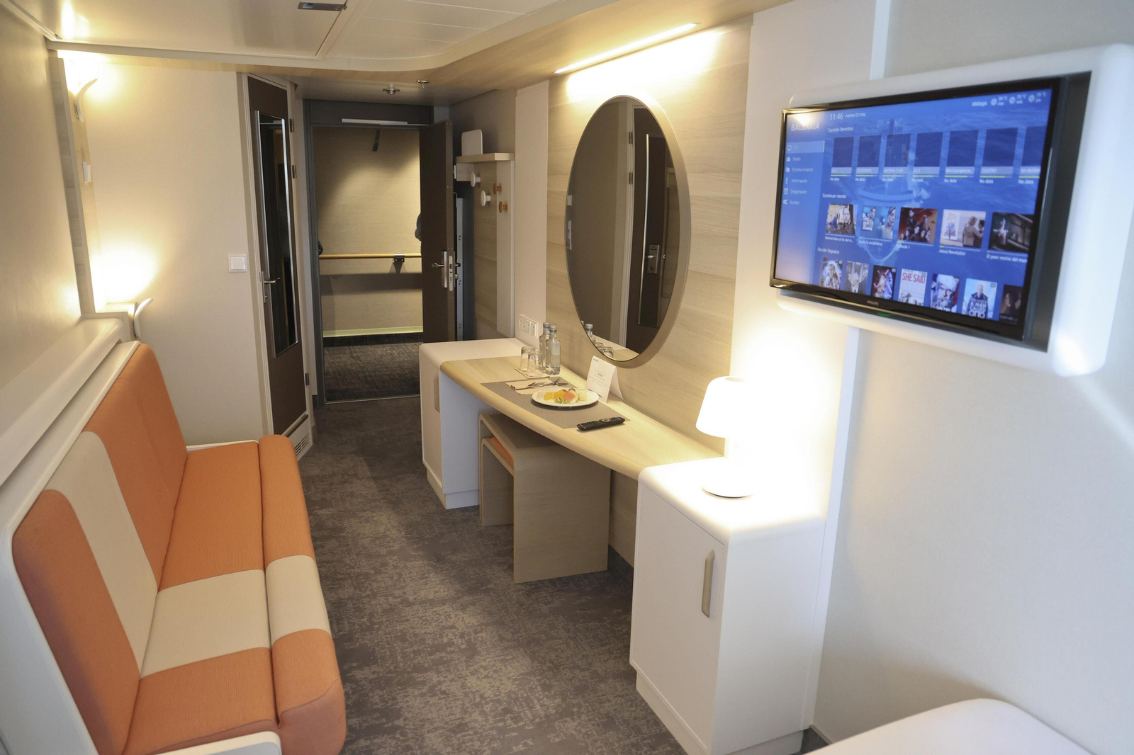 Así es el nuevo ferry ‘Rusadir’ que ha presentado Baleària en el puerto de Málaga.