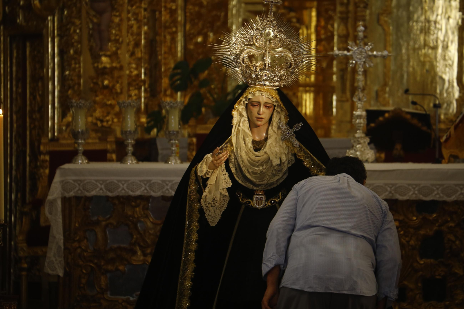 Las mejores fotos del besamanos de la Virgen de la Quinta Angustia de Córdoba