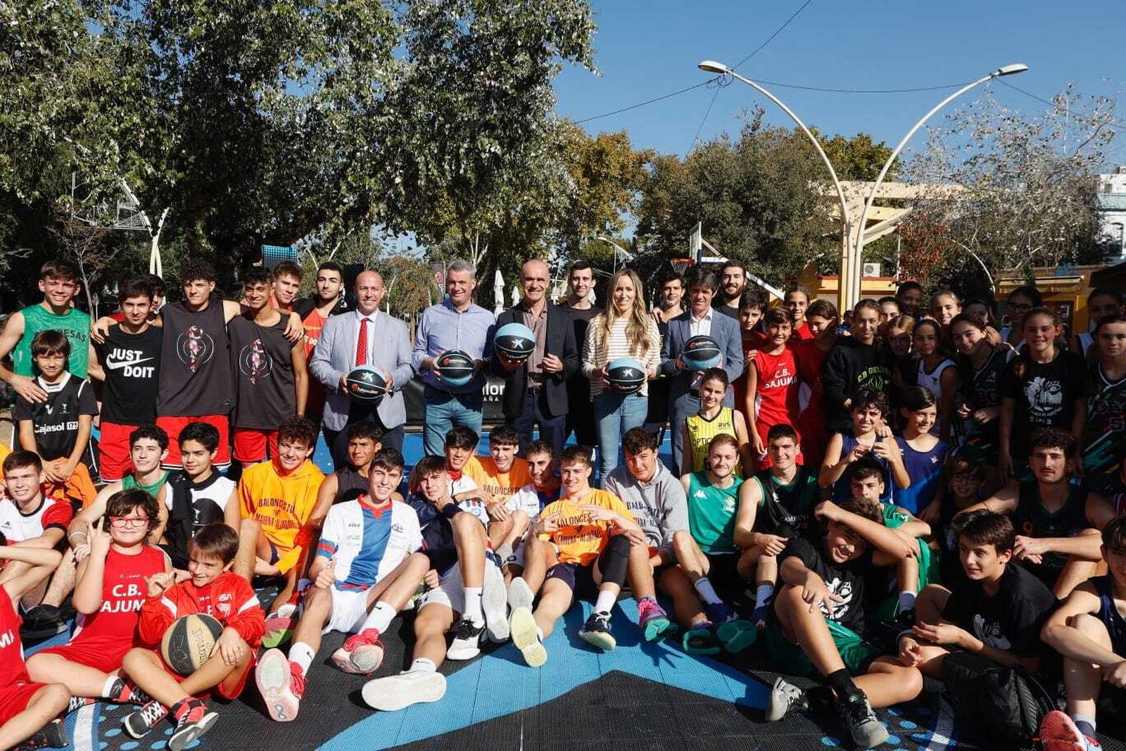 Foto de familia de los organizadores y los participantes en el Plaza 3x3 Caixabank celebrado en  la Alameda de Hércules