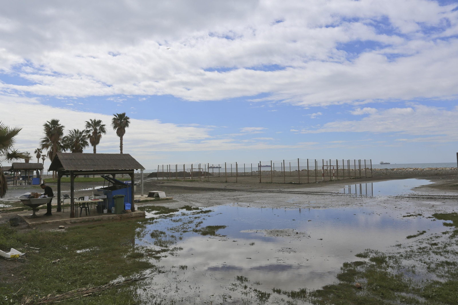 Las fotos de los trabajos en los paseos marítimos y chiringuitos de Málaga para paliar los efectos del temporal