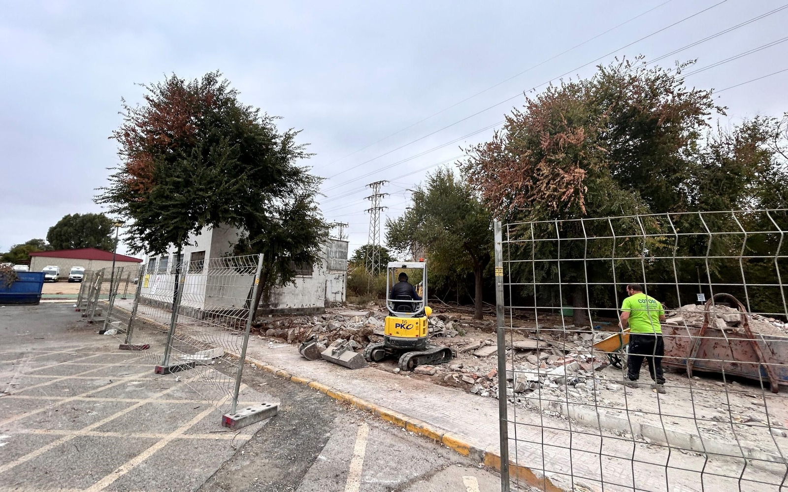 Obras en el entorno donde se construirá el Centro de Protonterapia, a las espaldas del Hospital Muñoz Cariñanos.