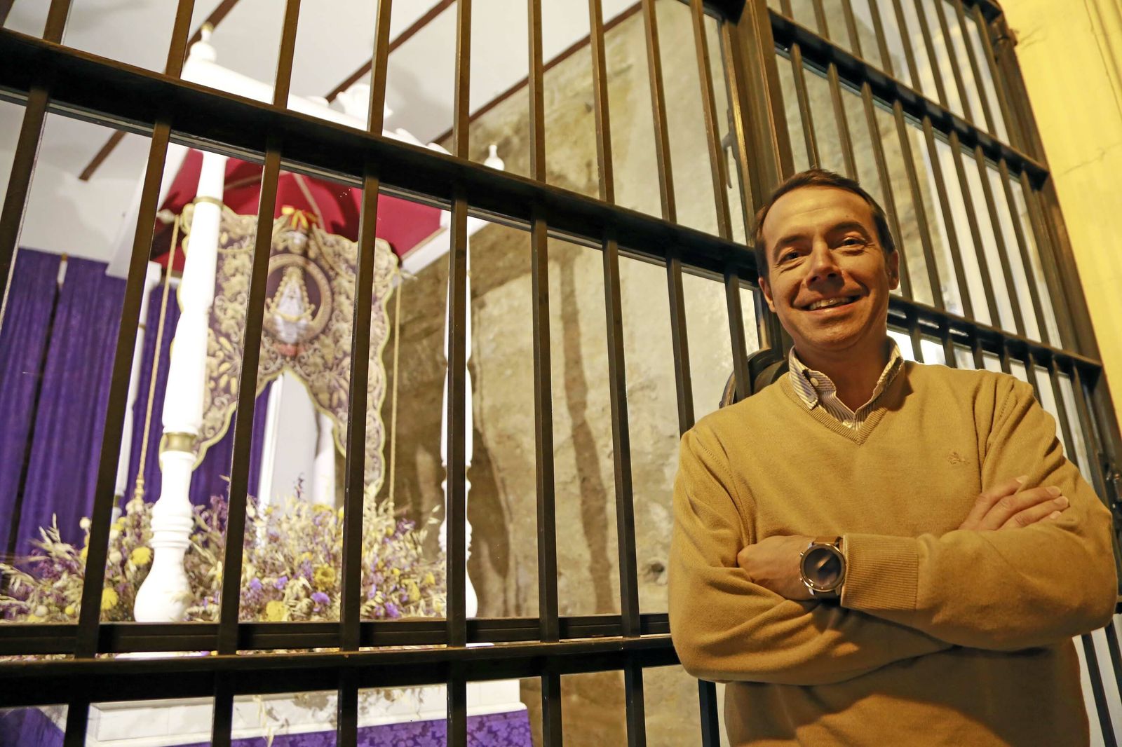 Joaquín Vallejo junto a la reja que guarda la antigua carreta de la hermandad del Rocío de Jerez.