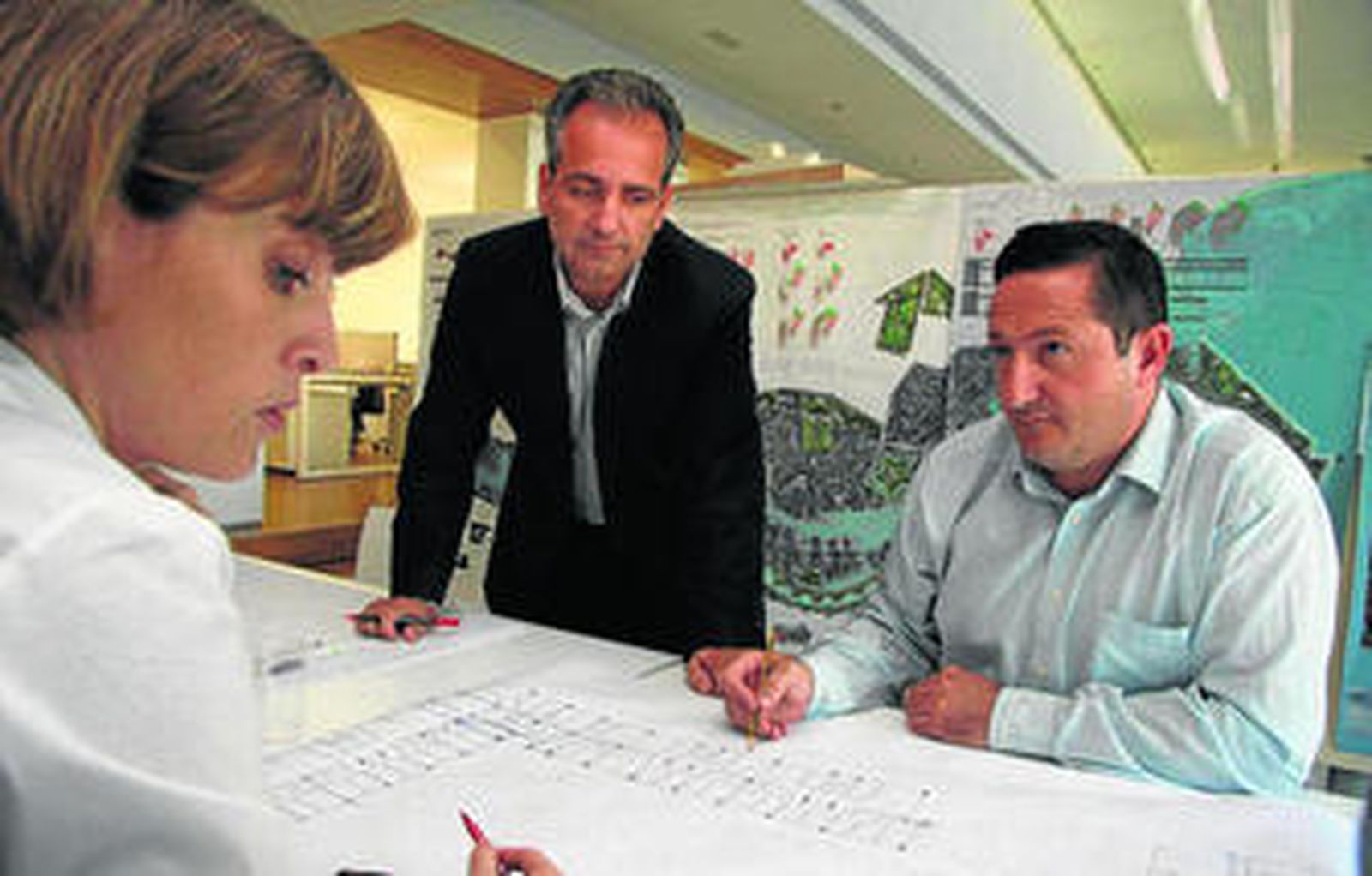 Miembros del estudio Eddea Arquitectura y Urbanismo en pleno trabajo.