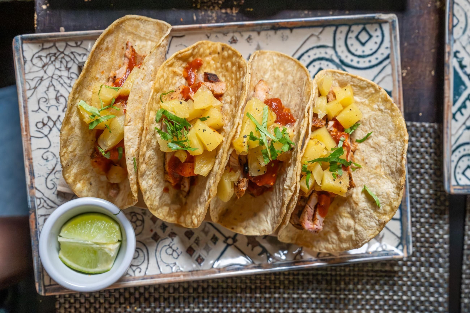 Los tacos al pastor son una de las grandes delicias que puedes degustar durante esta semana.