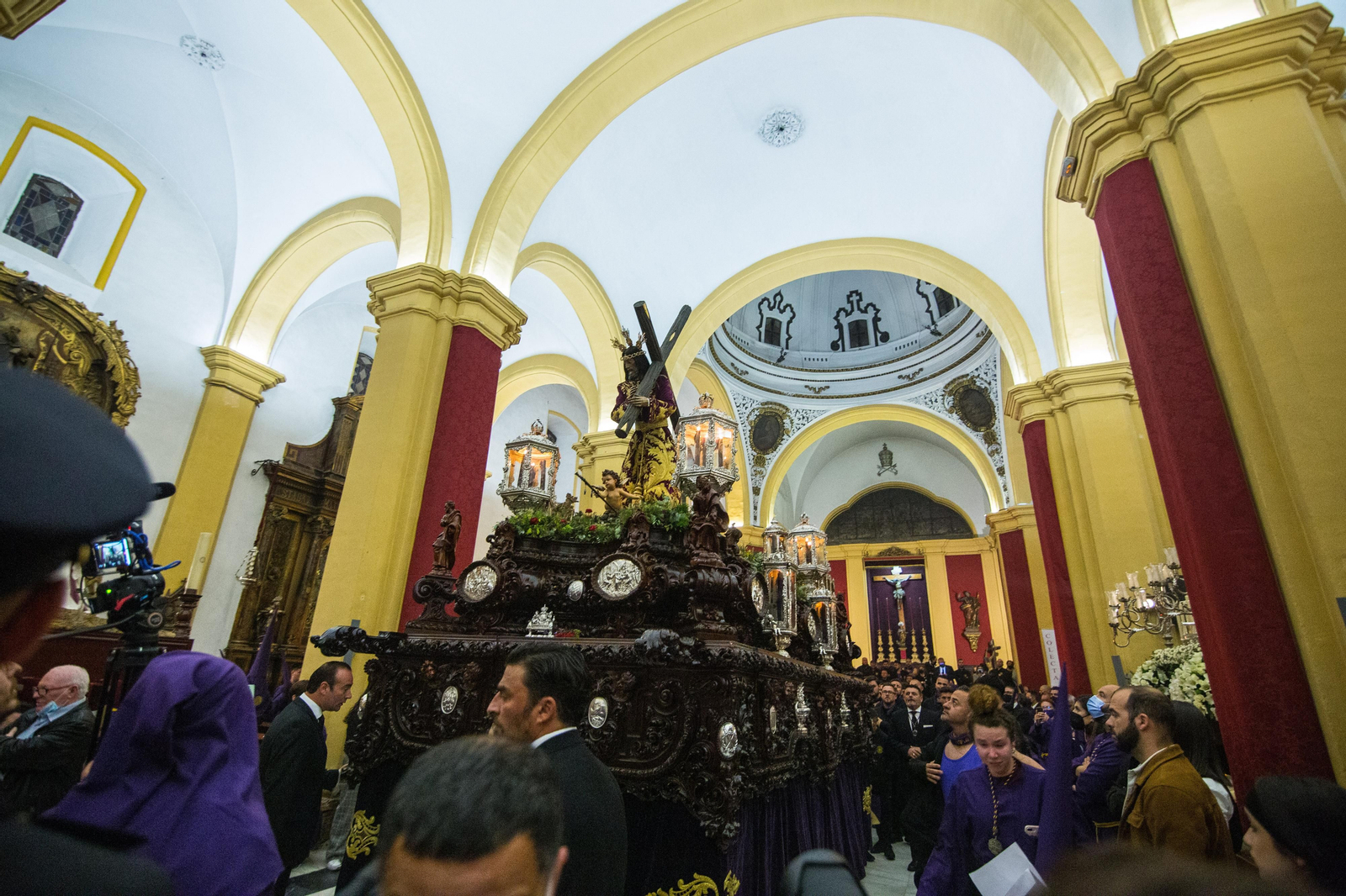 Madrugada de Viernes Santo en San Fernando: Las imágenes del Nazareno