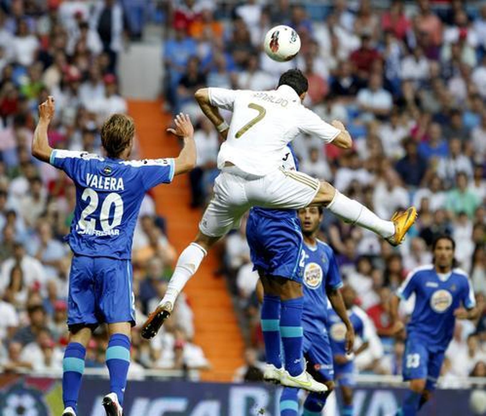 Ronaldo disputa un balón de cabeza. / EFE