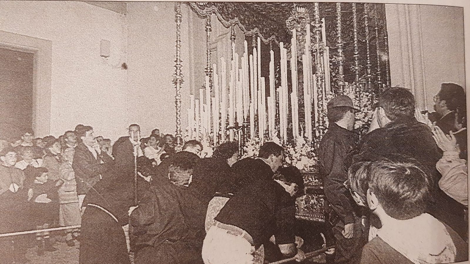 Peculiar salida de la Virgen de la Soledad de Vera-Cruz, el Lunes Santo de 1996.