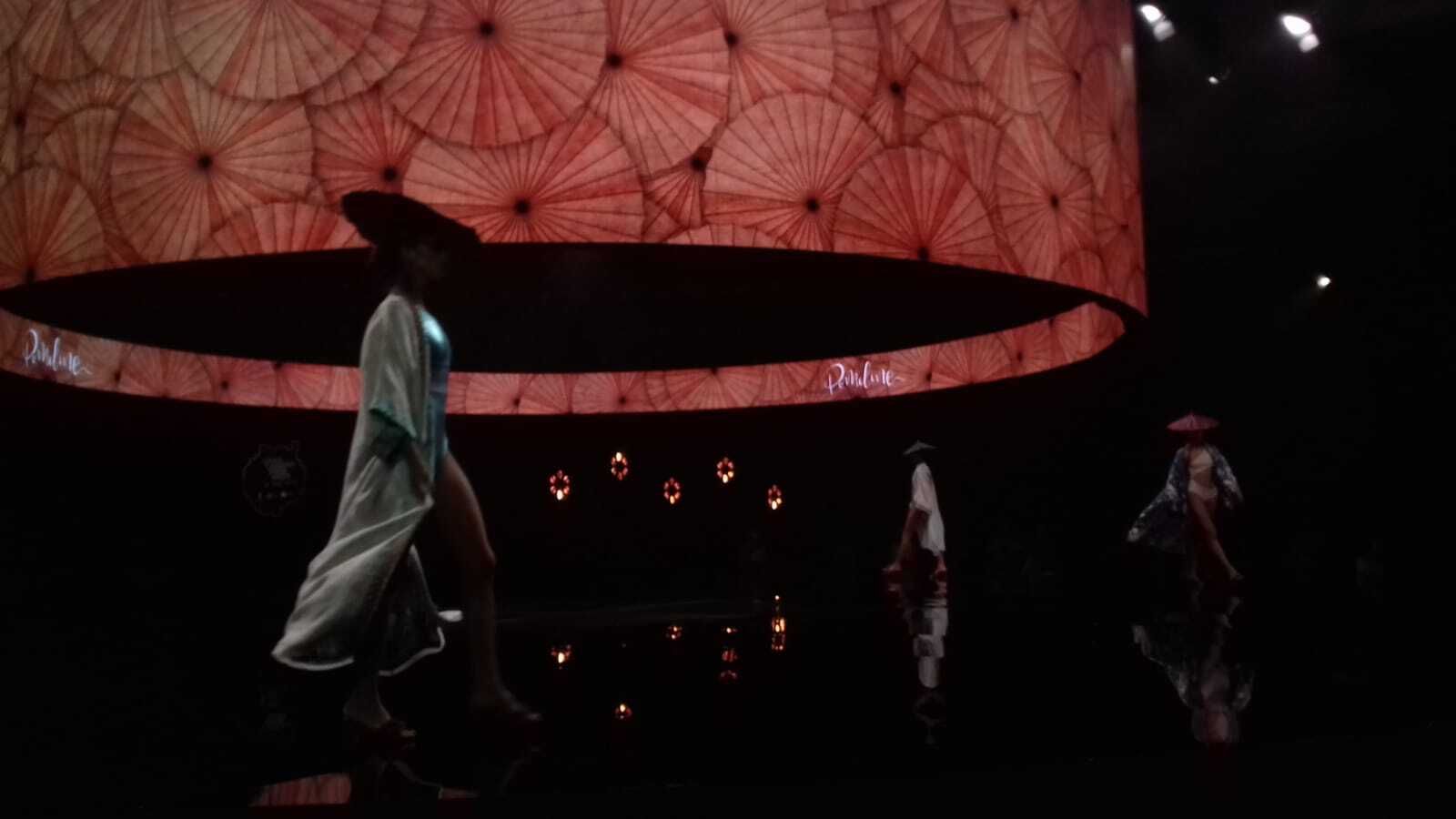 Momento del desfile de Pomeline.